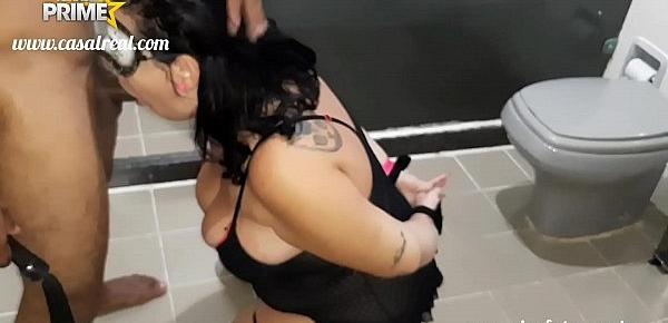  Bonequinha Sado é dominada  por  dotado dentro do banheiro da Festa Prime